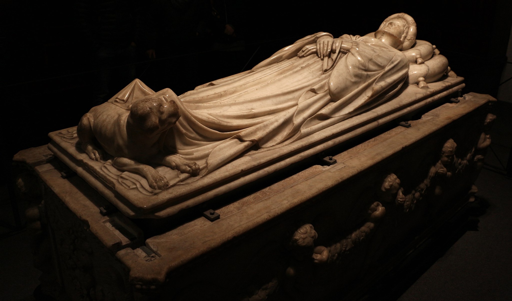 Le sarcophage en marbre d'Ilaria del Carretto, de Jacopo della Quercia