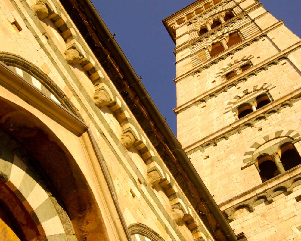 Der Kirchturm und die Fassade des Doms