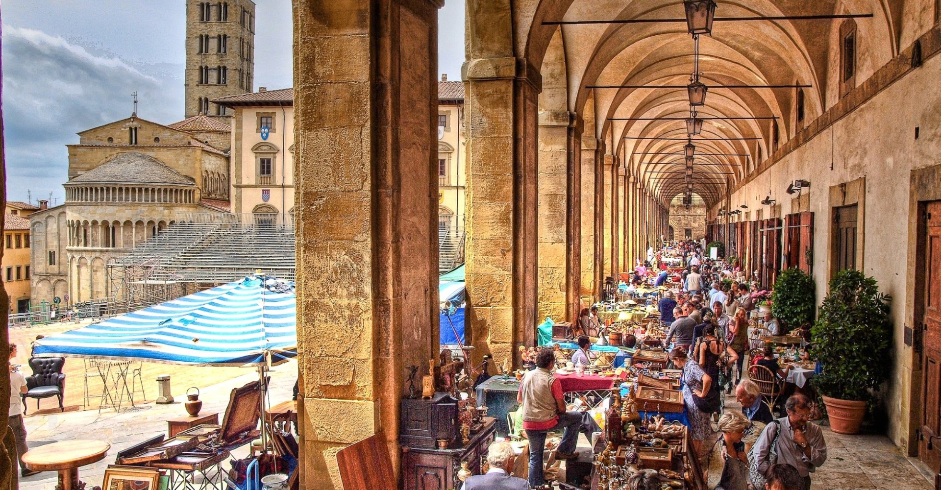 Arezzo mercato antiquario in Piazza Grande