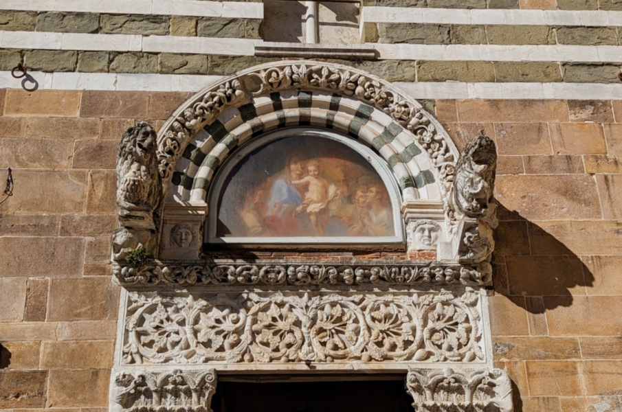 Das Hauptportal der Kirche