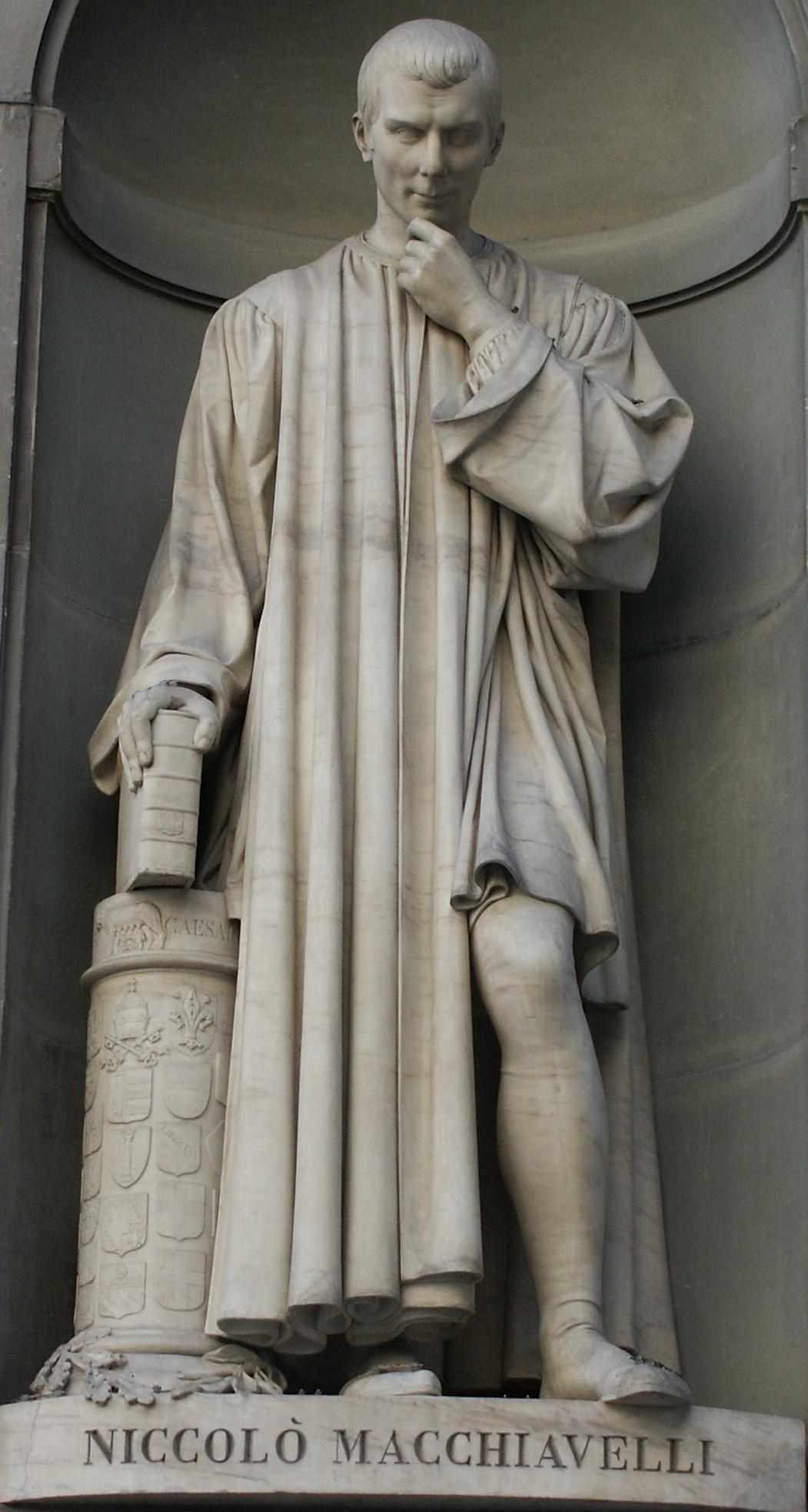 La statua di Niccolò Machiavelli esposta nel Piazzale degli Uffizi a Firenze