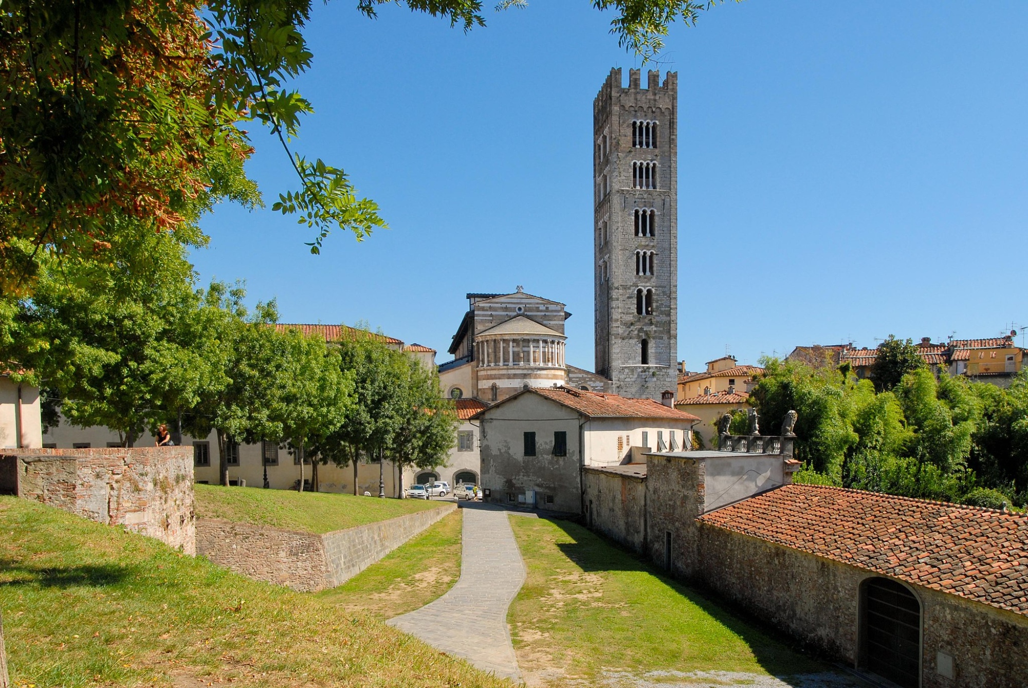 Die Basilika San Frediano von den Stadtmauern Luccas aus gesehen