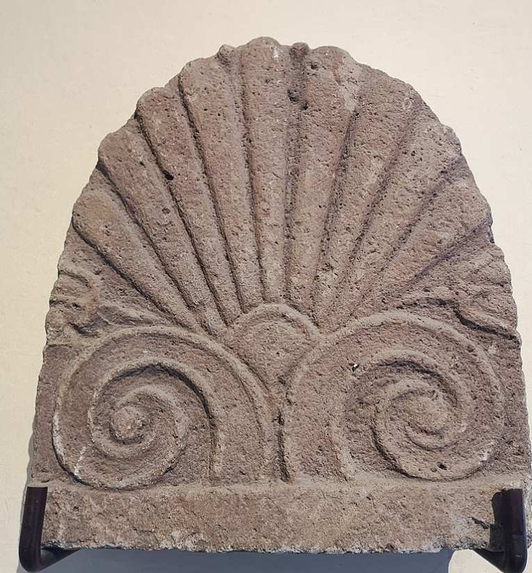 Bajorrelieve de la palmeta, símbolo del museo