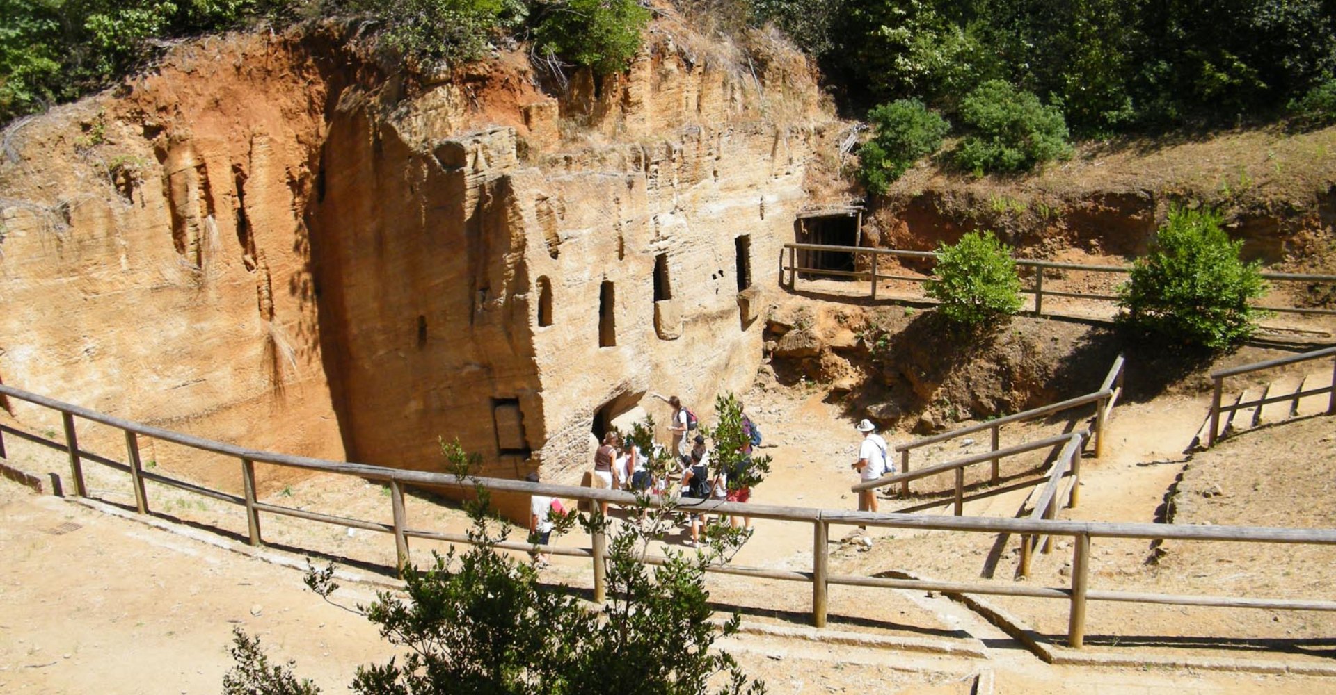 Parque Arqueológico de Baratti y Populonia Necrópolis de las Grutas