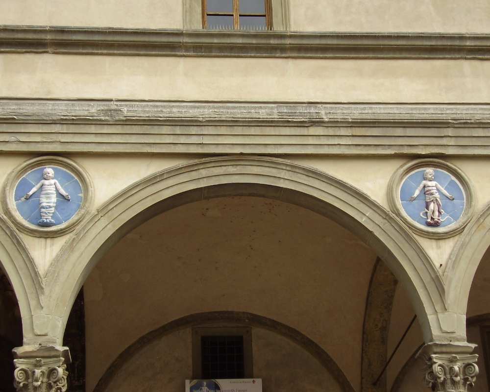 Los Putti de Andrea della Robbia en la fachada del Instituto de los Inocentes