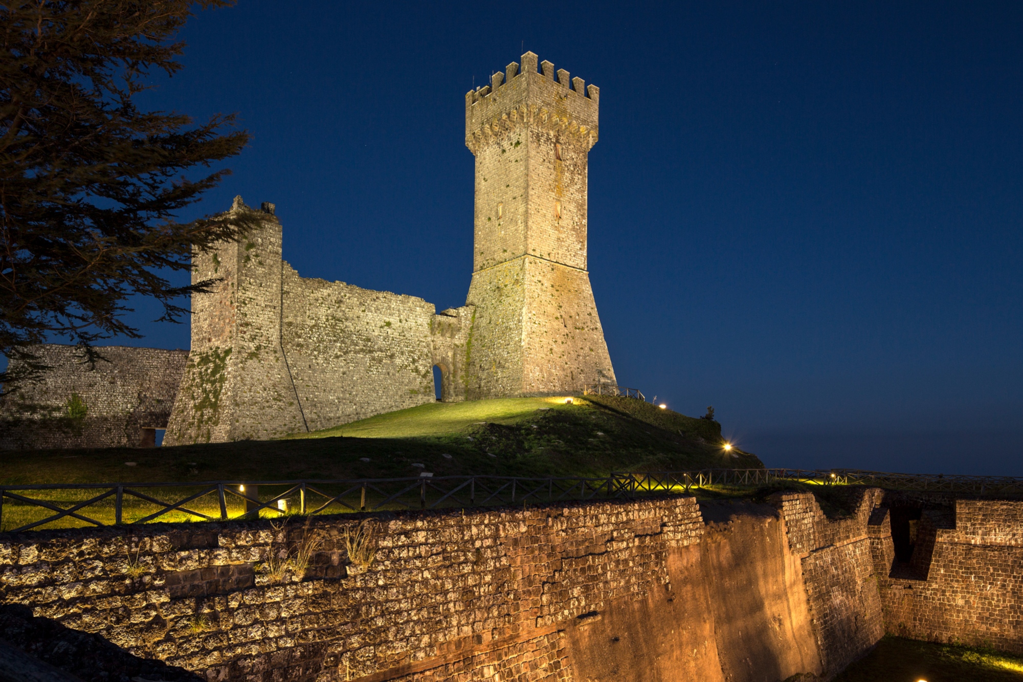 Die Burg von Radicofani bei Nacht