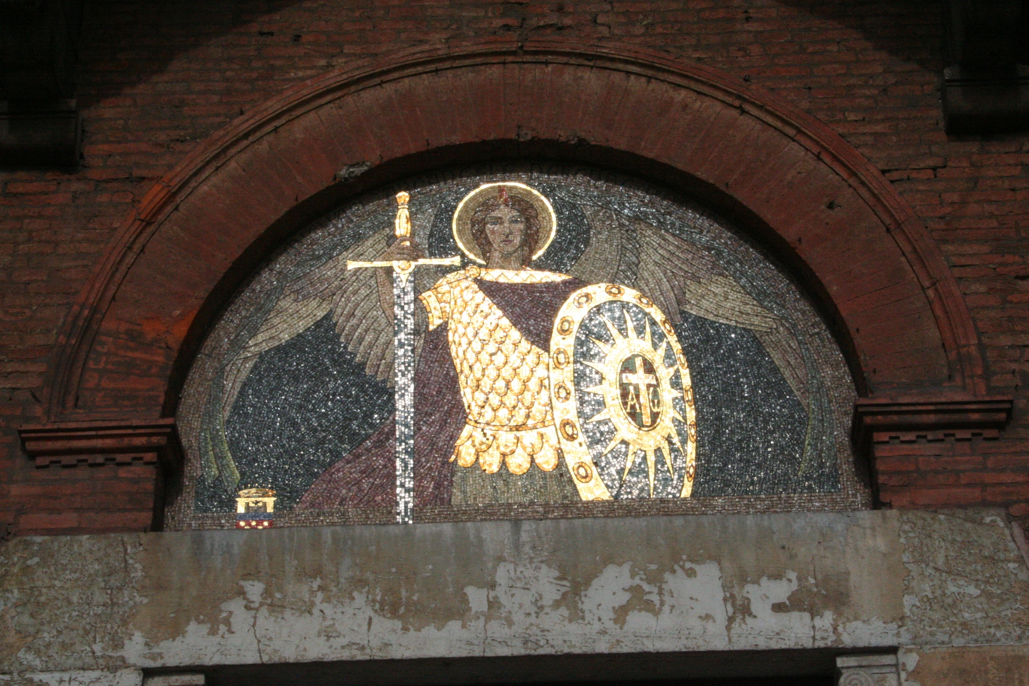 La luneta con el Arcángel San Gabriel en la fachada