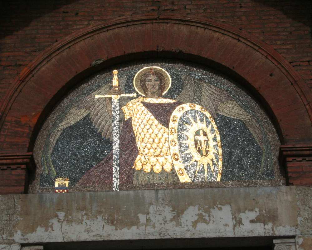 Die Lünette mit dem Erzengel Michael an der Fassade