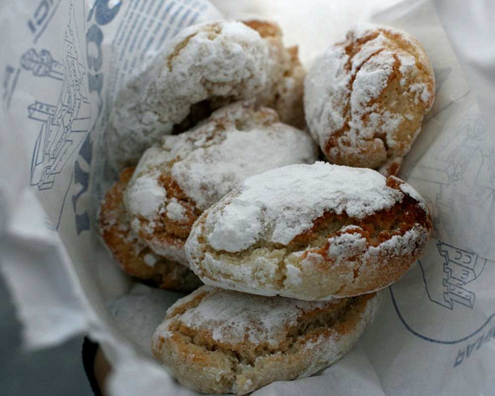 The Ricciarelli, typical Sienese sweets
