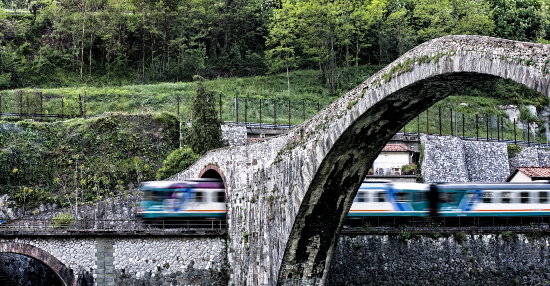 Tren que pasa por debajo del Puente del Diablo en Borgo a Mozzano