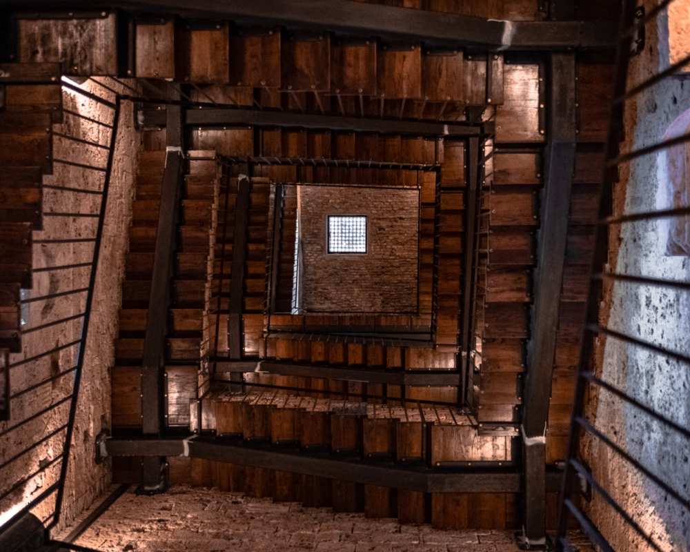 La escalera dentro de la torre de San Secondiano en Chiusi