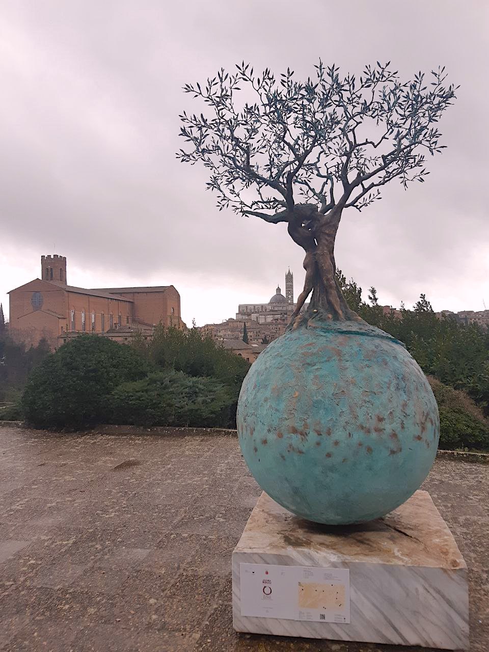 Skulptur aus der Serie „Terra Mater“ von Andrea Roggi, in Siena