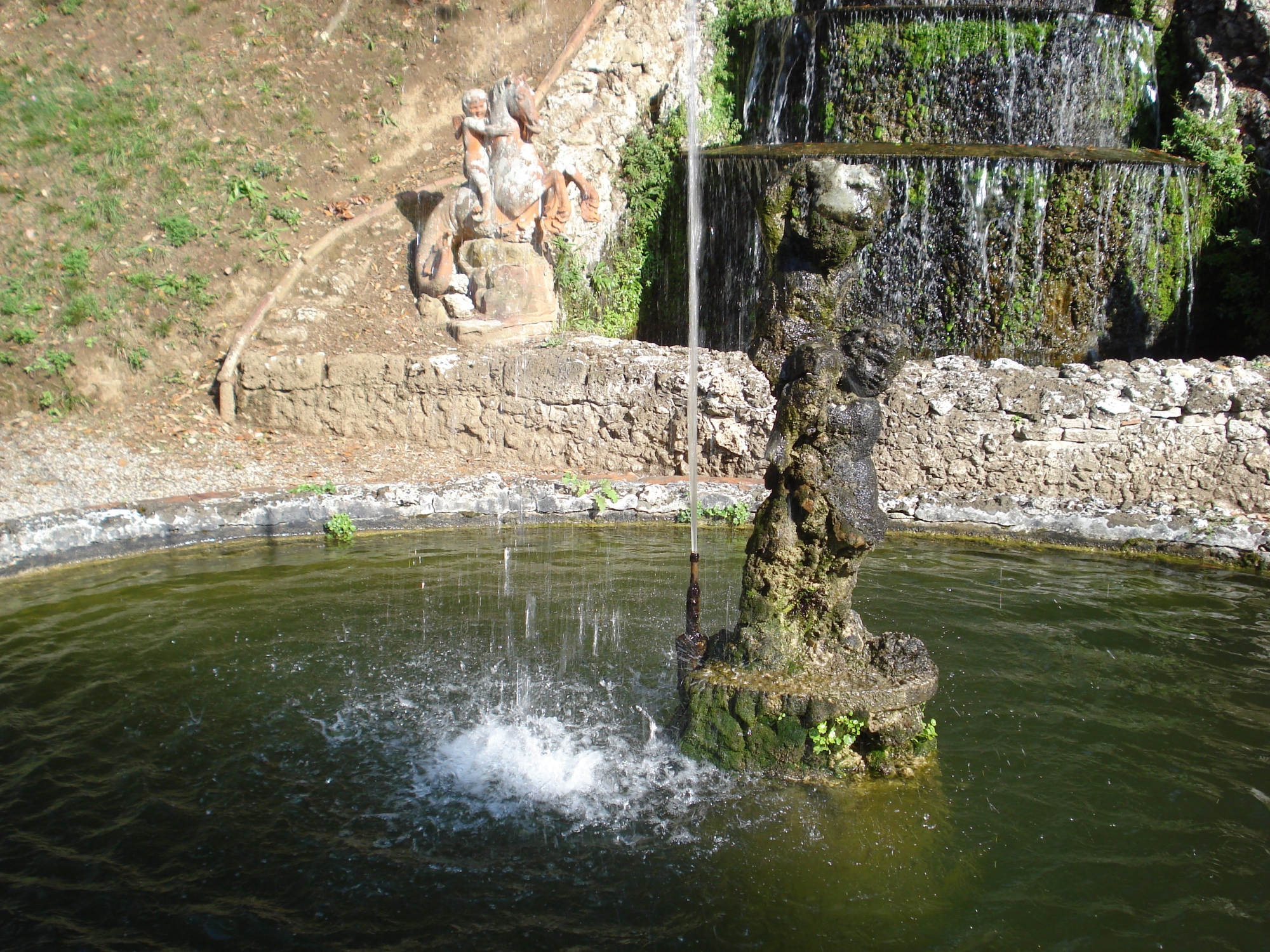 Einer der Brunnen der Villa Oliva in San Pancrazio